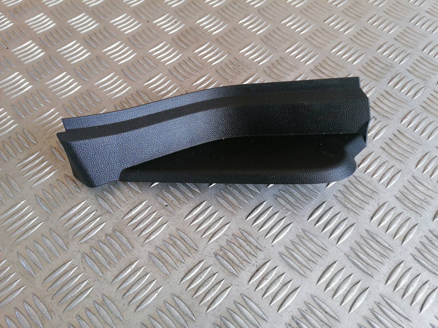 Mērinstrumentu paneļa sānu apdare priekš OPEL ASTRA J 2012 2 Mērinstrumentu paneļa sānu apdare priekš OPEL ASTRA J 2012