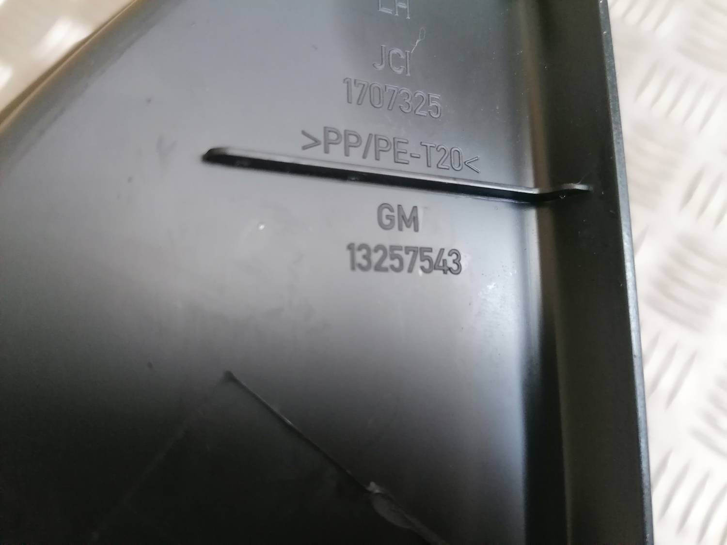 Mērinstrumentu paneļa sānu apdare priekš OPEL ASTRA J 2012 4 Mērinstrumentu paneļa sānu apdare priekš OPEL ASTRA J 2012