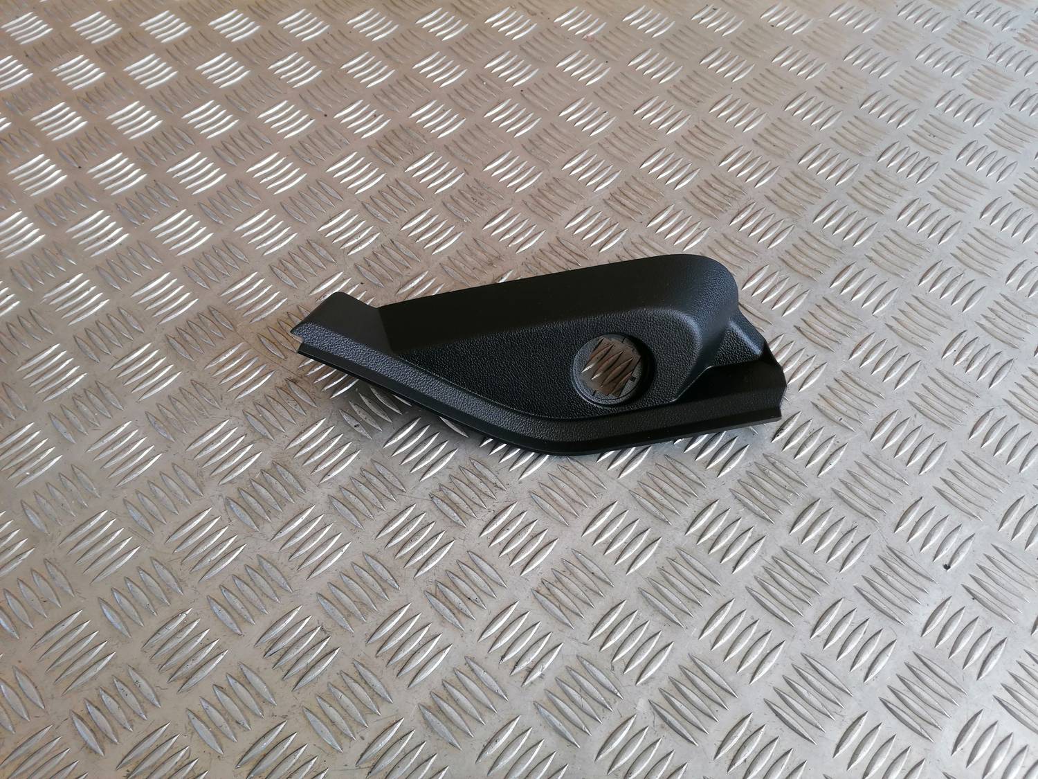 Mērinstrumentu paneļa sānu apdare priekš OPEL ASTRA J 2012 1 Mērinstrumentu paneļa sānu apdare priekš OPEL ASTRA J 2012