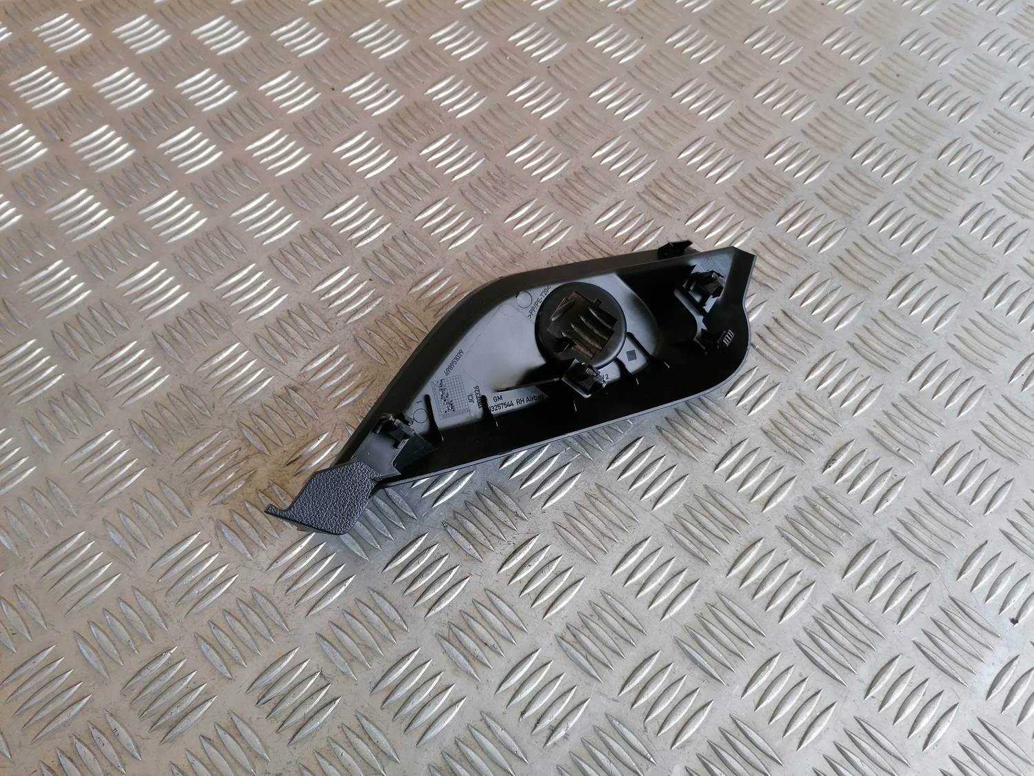 Mērinstrumentu paneļa sānu apdare priekš OPEL ASTRA J 2012 3 Mērinstrumentu paneļa sānu apdare priekš OPEL ASTRA J 2012