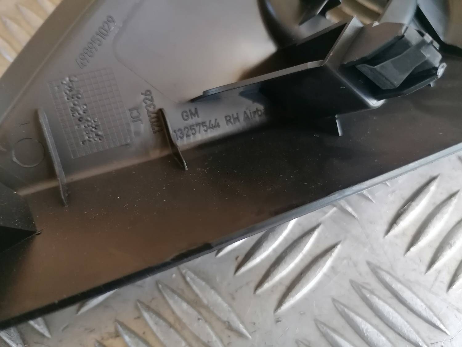 Mērinstrumentu paneļa sānu apdare priekš OPEL ASTRA J 2012 4 Mērinstrumentu paneļa sānu apdare priekš OPEL ASTRA J 2012