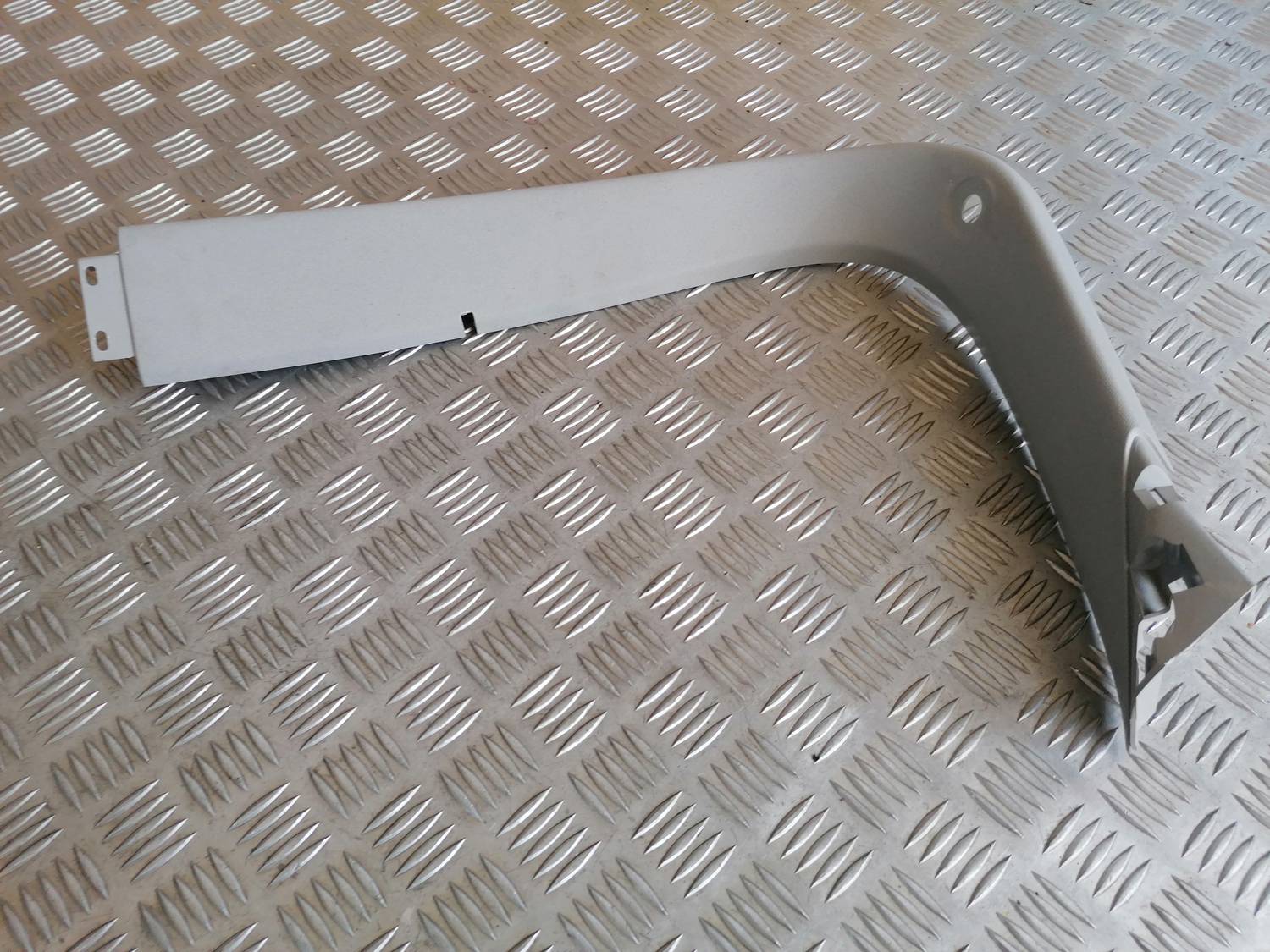 Bagāžnieka vāka apdare priekš OPEL ASTRA J 2012 2 Bagāžnieka vāka apdare priekš OPEL ASTRA J 2012