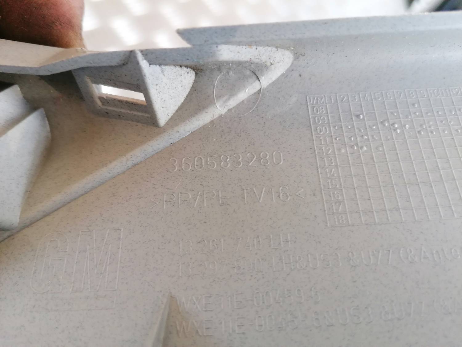 Bagāžnieka vāka apdare priekš OPEL ASTRA J 2012 4 Bagāžnieka vāka apdare priekš OPEL ASTRA J 2012