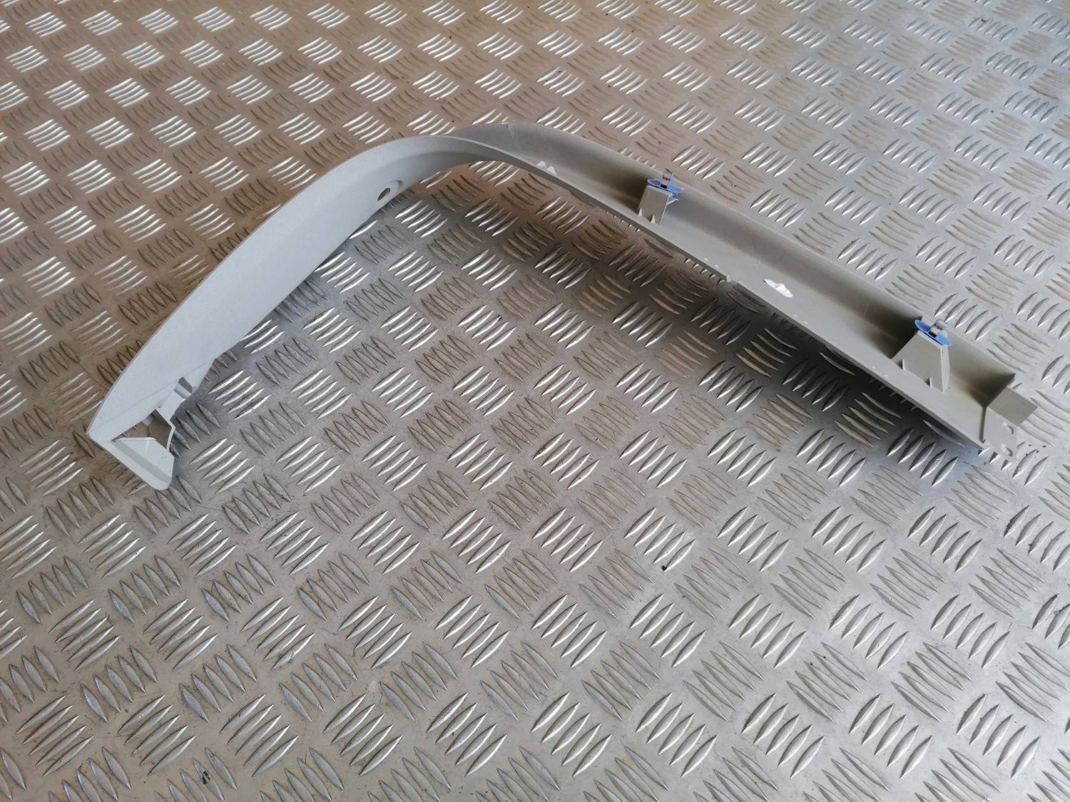 Bagāžnieka vāka apdare priekš OPEL ASTRA J 2012 3 Bagāžnieka vāka apdare priekš OPEL ASTRA J 2012