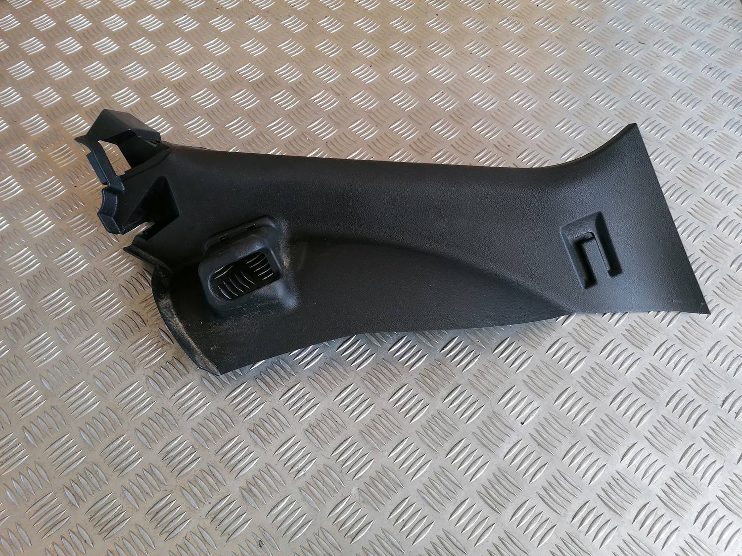 Aizmugurējas salona statnes apdare priekš OPEL ASTRA J 2012 1 Aizmugurējas salona statnes apdare priekš OPEL ASTRA J 2012