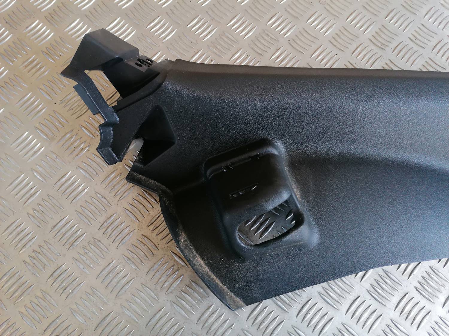 Aizmugurējas salona statnes apdare priekš OPEL ASTRA J 2012 2 Aizmugurējas salona statnes apdare priekš OPEL ASTRA J 2012