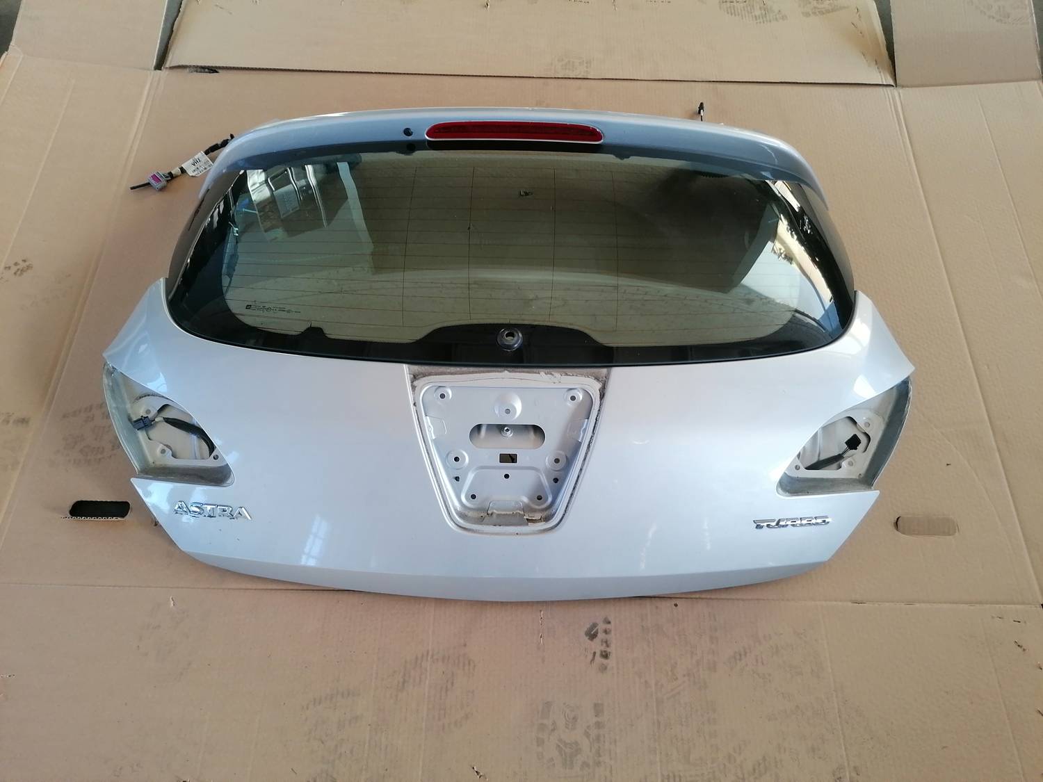 Bagāžnieka vāks priekš OPEL ASTRA J 2012 1 Bagāžnieka vāks priekš OPEL ASTRA J 2012