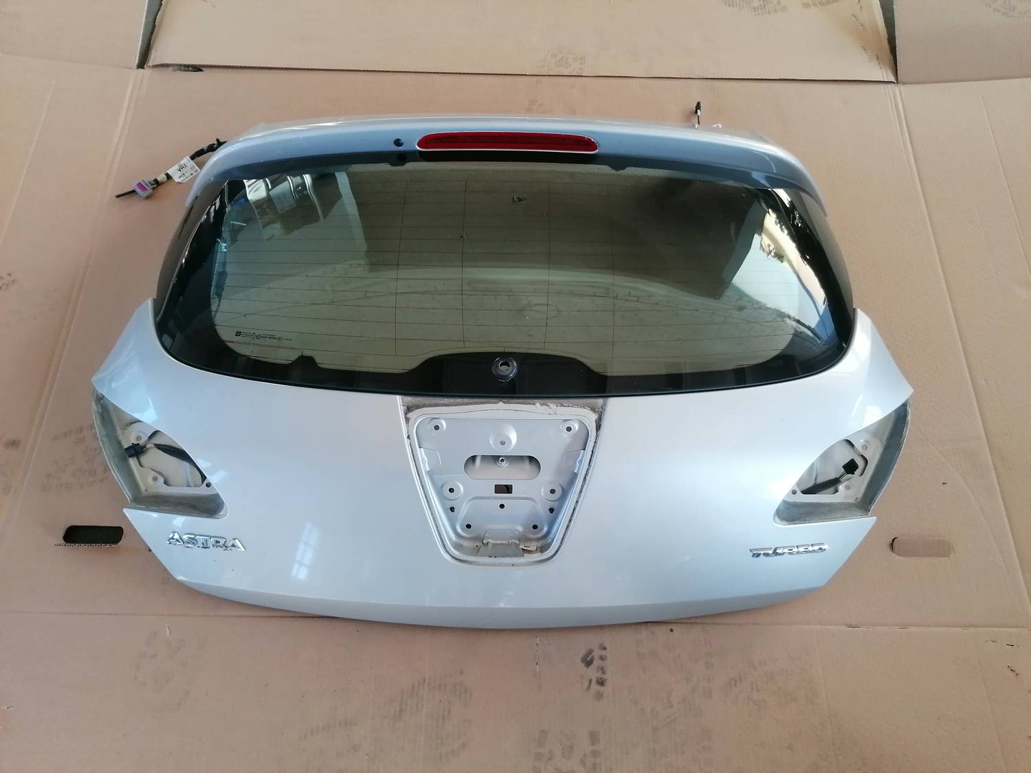 Bagāžnieka vāks priekš OPEL ASTRA J 2012 6 Bagāžnieka vāks priekš OPEL ASTRA J 2012