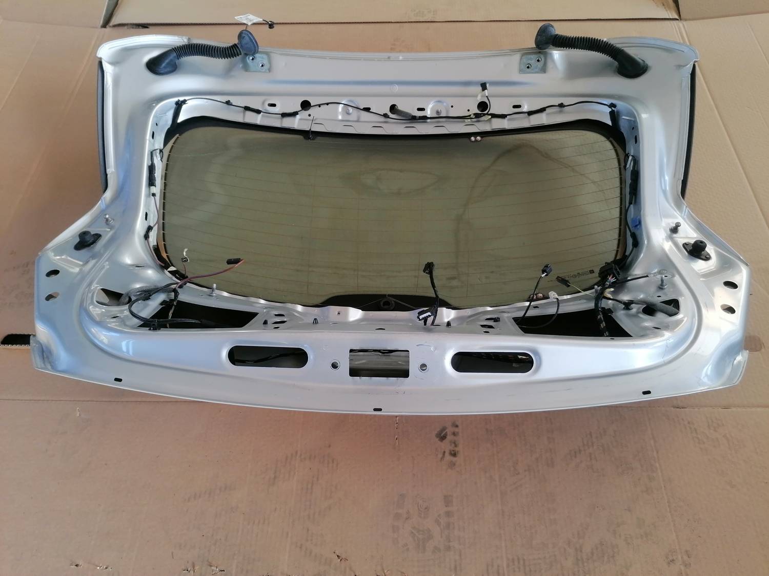 Bagāžnieka vāks priekš OPEL ASTRA J 2012 8 Bagāžnieka vāks priekš OPEL ASTRA J 2012