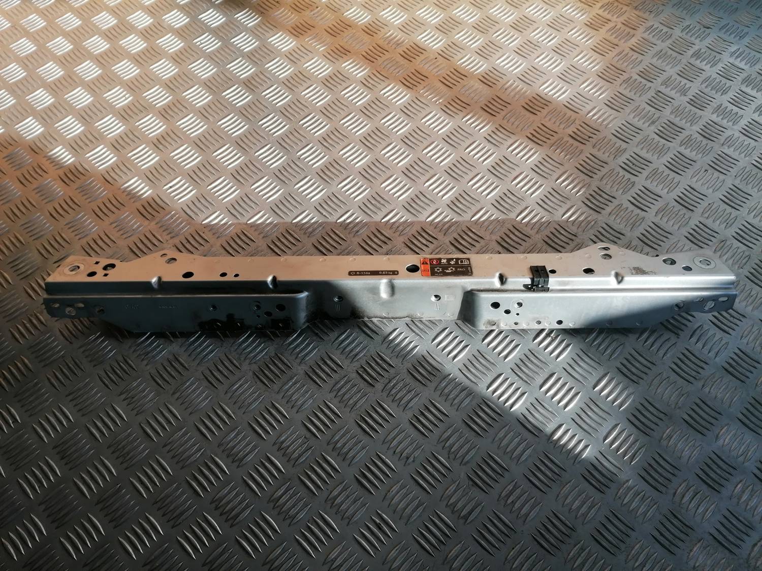 Priekšējā radiatora rāmja augšēja daļa priekš OPEL ASTRA J 2012