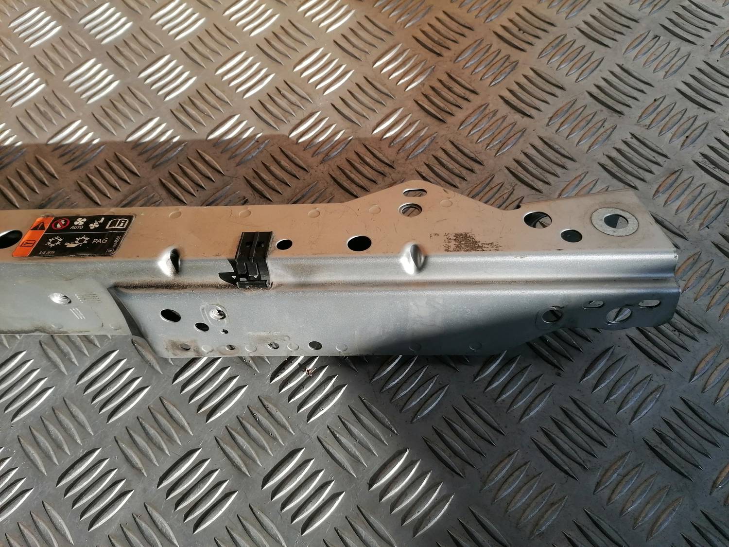 Priekšējā radiatora rāmja augšēja daļa priekš OPEL ASTRA J 2012