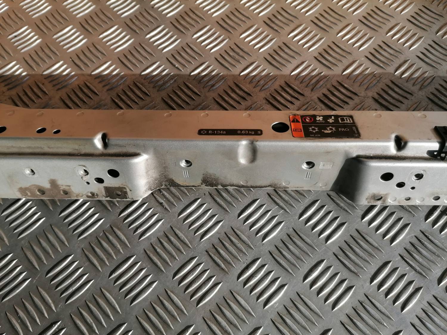 Priekšējā radiatora rāmja augšēja daļa priekš OPEL ASTRA J 2012