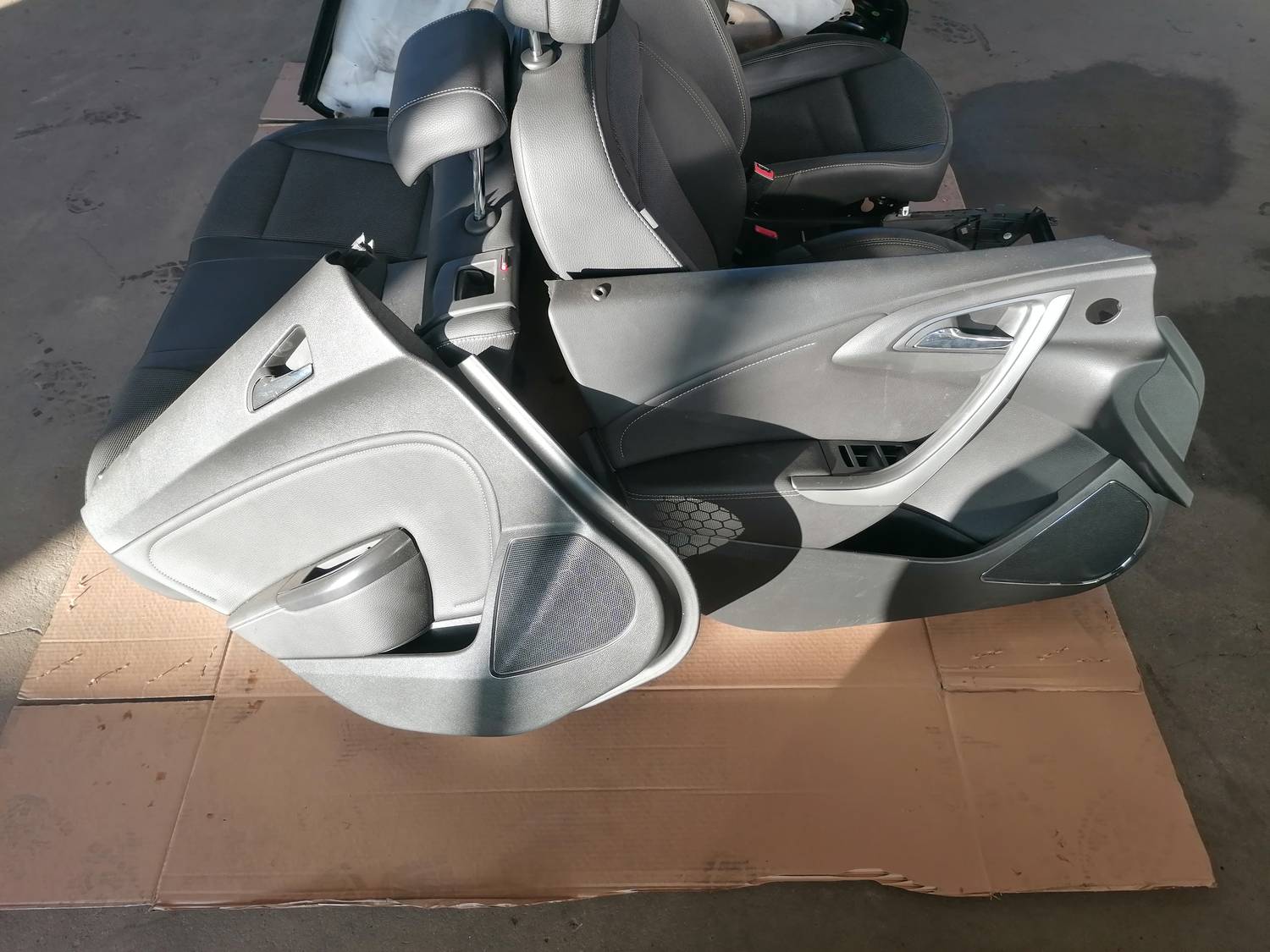 Sēdekļu komplekts priekš OPEL ASTRA J 2012 2 Sēdekļu komplekts priekš OPEL ASTRA J 2012