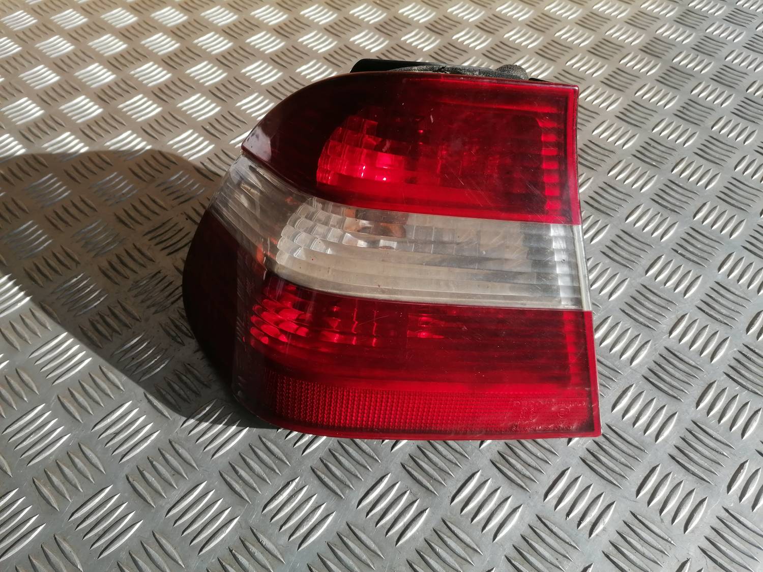 Aizmugurējais kreisais lukturis priekš BMW 318D E46 2002 SEDAN 2 Aizmugurējais kreisais lukturis priekš BMW 318D E46 2002 SEDAN