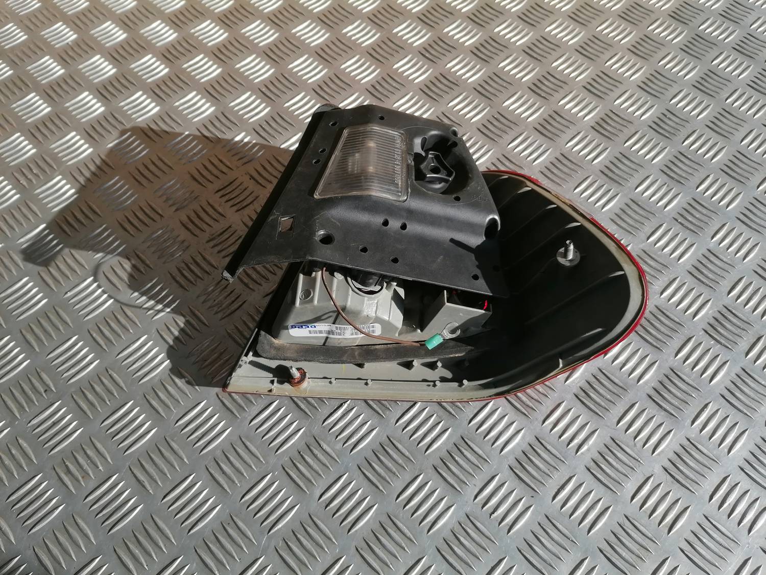 Aizmugurējais kreisais lukturis priekš BMW 318D E46 2002 SEDAN 3 Aizmugurējais kreisais lukturis priekš BMW 318D E46 2002 SEDAN