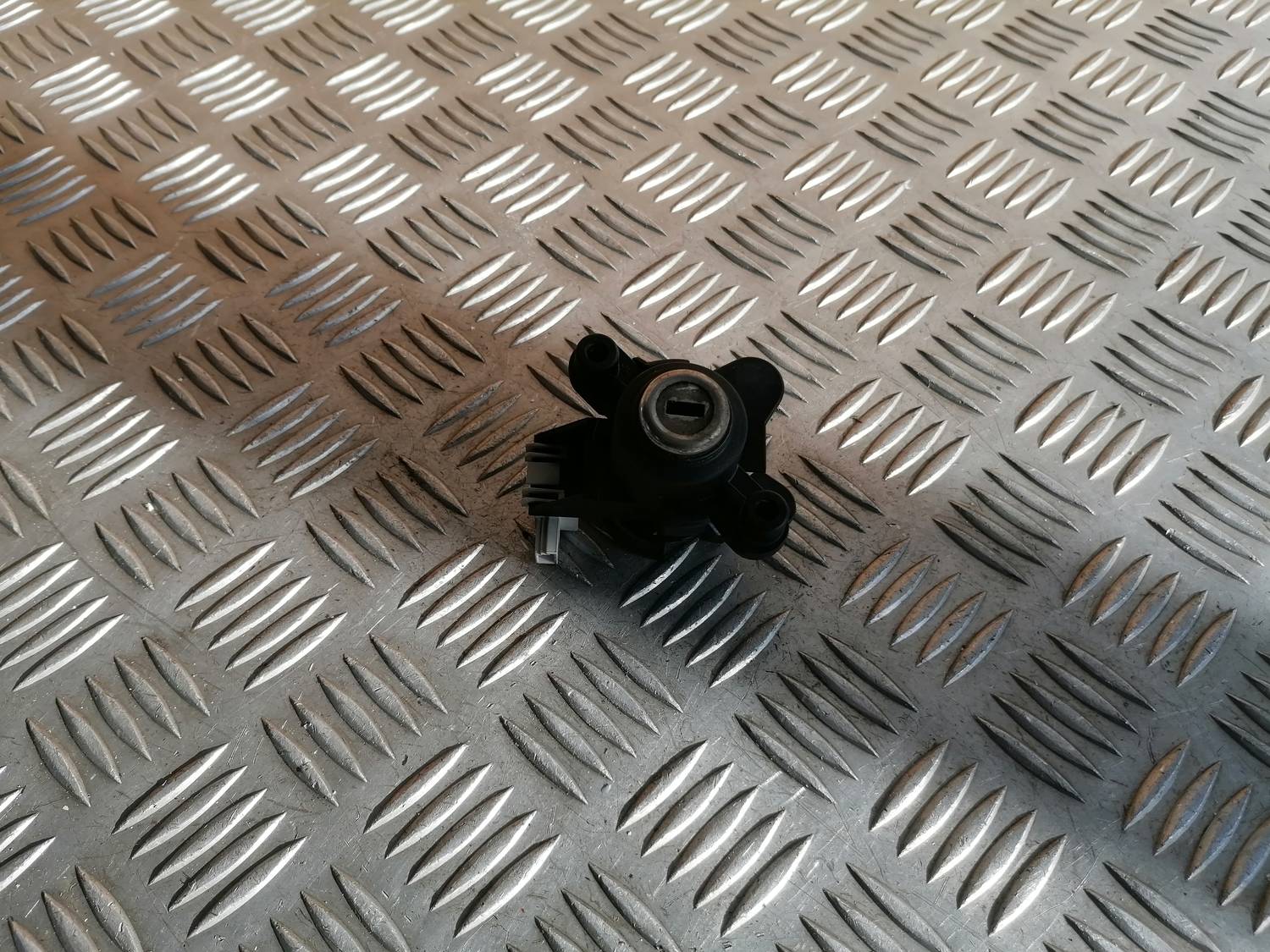 Bagāžnieka vāka slēdzene priekš BMW 318D E46 2002 SEDAN 1 Bagāžnieka vāka slēdzene priekš BMW 318D E46 2002 SEDAN