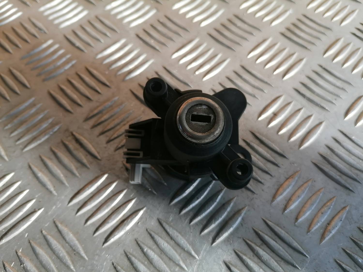 Bagāžnieka vāka slēdzene priekš BMW 318D E46 2002 SEDAN 2 Bagāžnieka vāka slēdzene priekš BMW 318D E46 2002 SEDAN