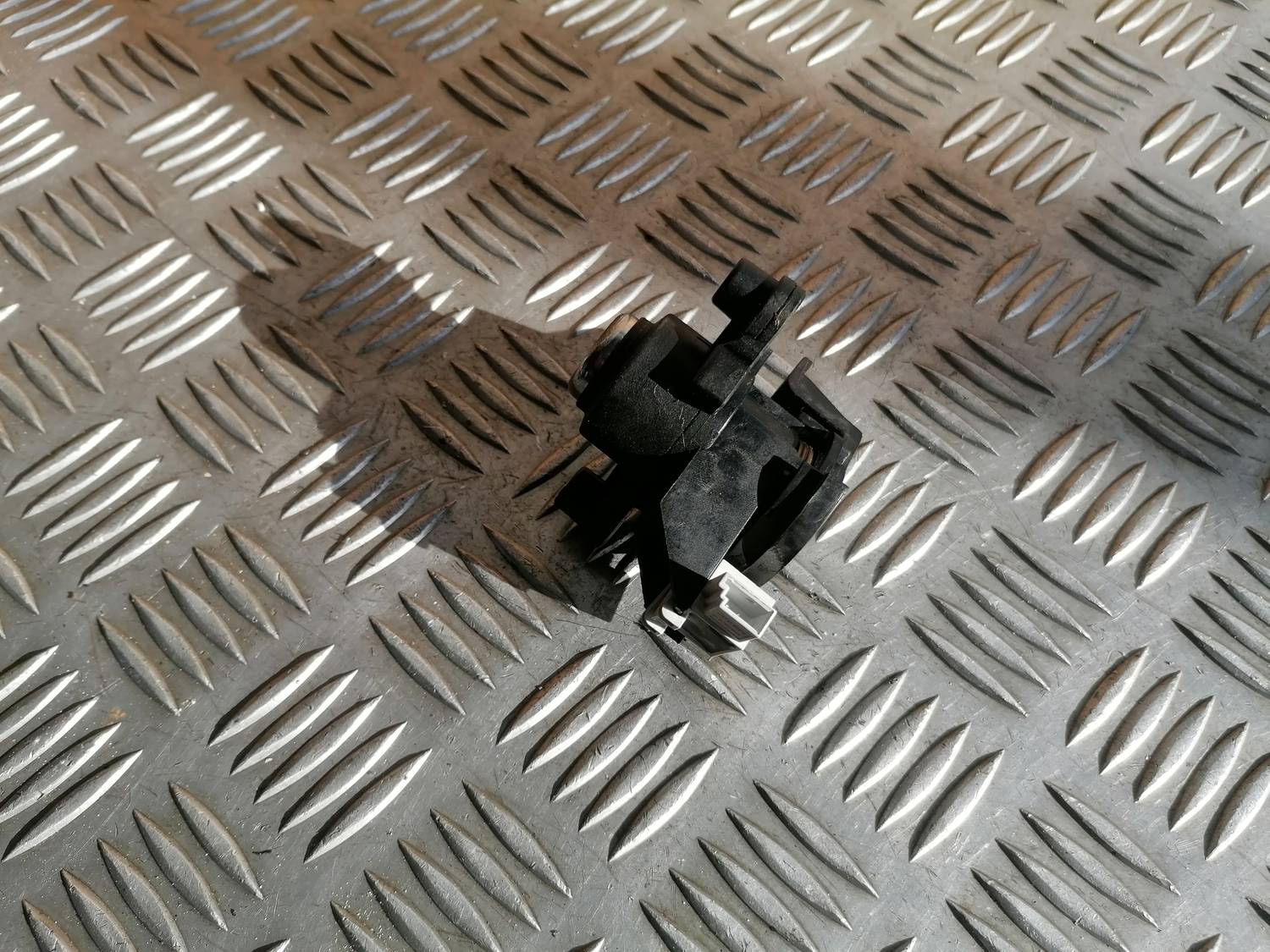 Bagāžnieka vāka slēdzene priekš BMW 318D E46 2002 SEDAN 4 Bagāžnieka vāka slēdzene priekš BMW 318D E46 2002 SEDAN