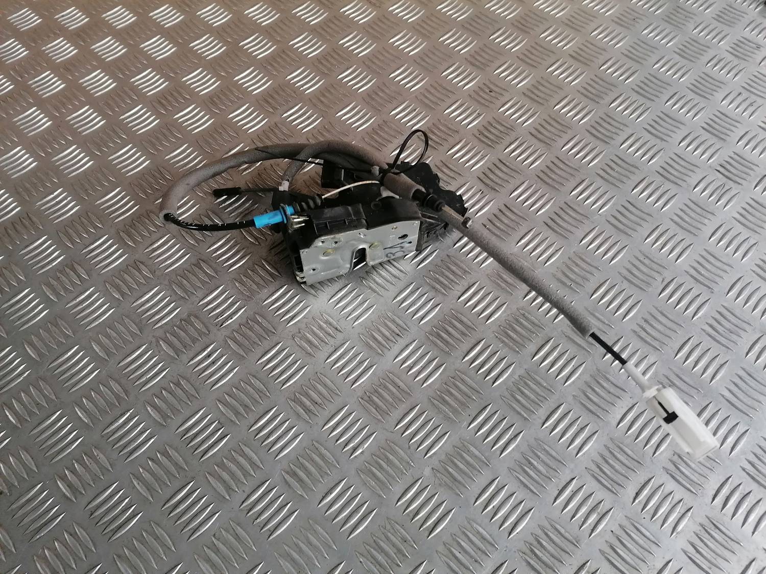 Aizmugurējo kreiso durvju slēdzene priekš BMW 318D E46 2002 SEDAN