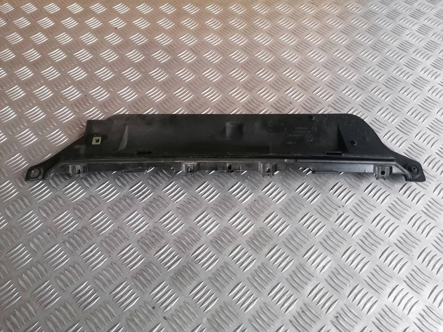 Salona gaisa filtra korpusa vāks priekš BMW 318D E46 2002 SEDAN 2 Salona gaisa filtra korpusa vāks priekš BMW 318D E46 2002 SEDAN