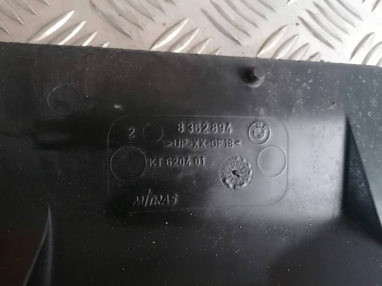 Salona gaisa filtra korpusa vāks priekš BMW 318D E46 2002 SEDAN 4 Salona gaisa filtra korpusa vāks priekš BMW 318D E46 2002 SEDAN