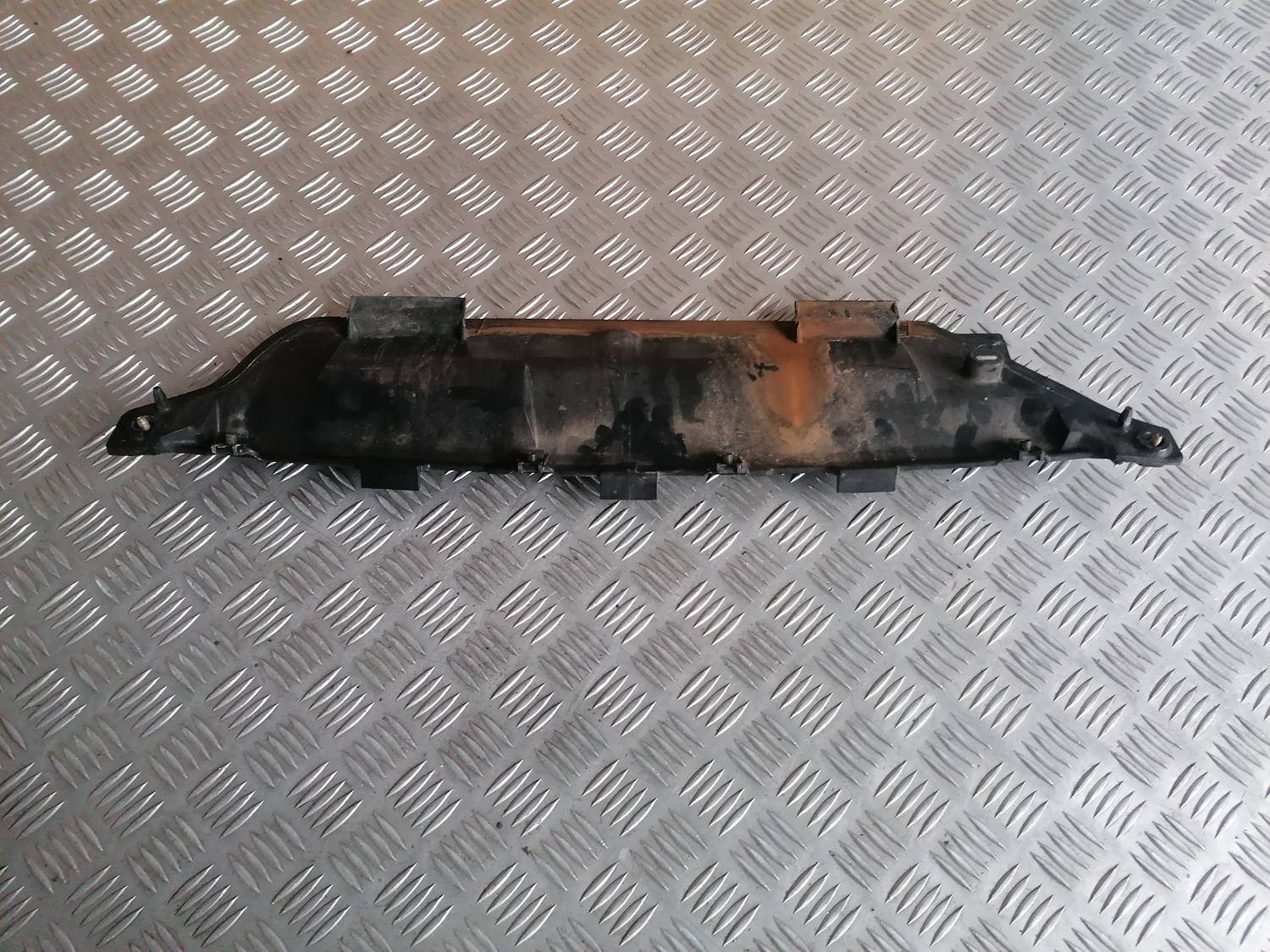 Salona gaisa filtra korpusa vāks priekš BMW 318D E46 2002 SEDAN 3 Salona gaisa filtra korpusa vāks priekš BMW 318D E46 2002 SEDAN