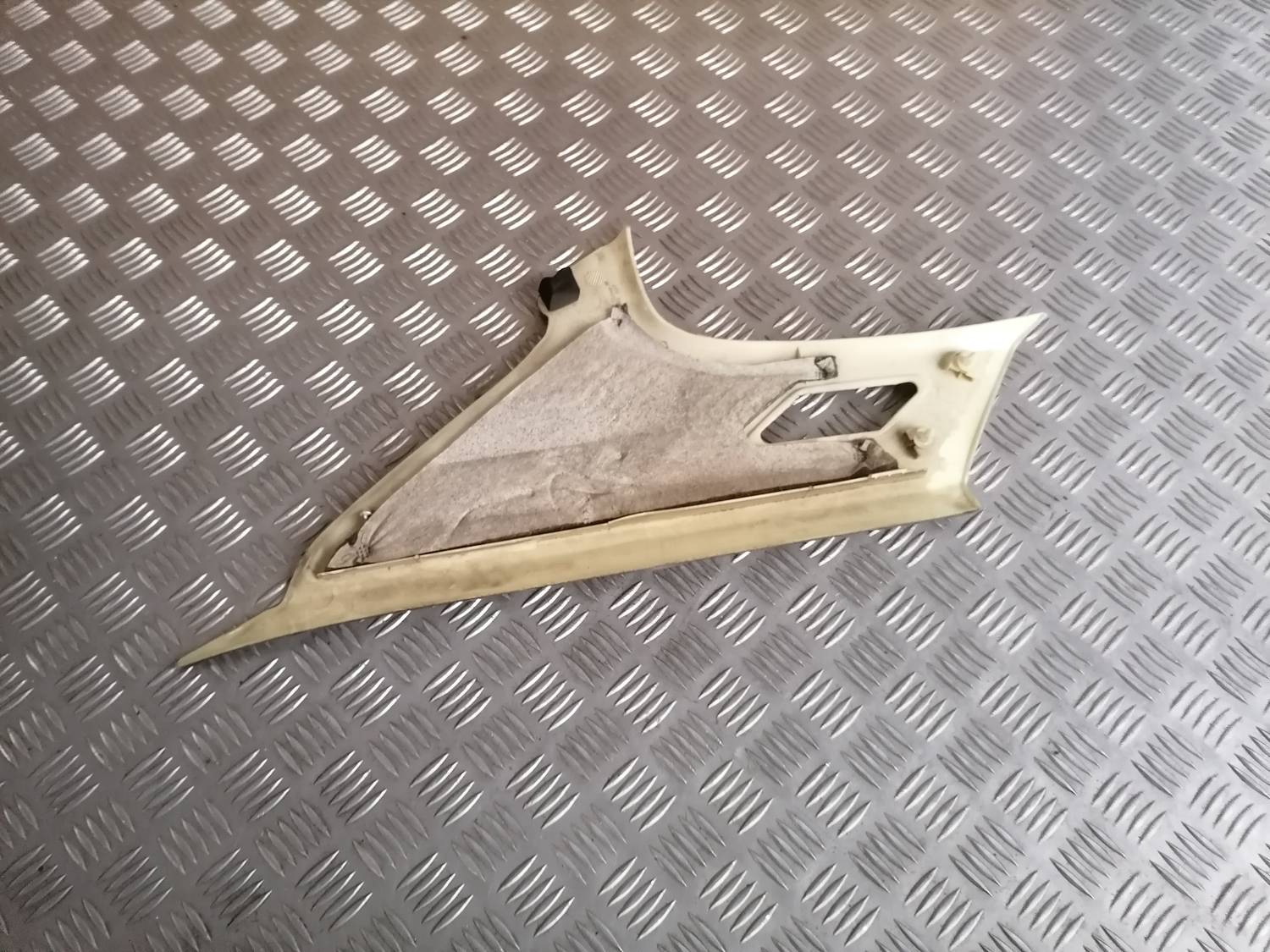 Aizmugurējas salona statnes apdare priekš BMW 318D E46 2002 SEDAN