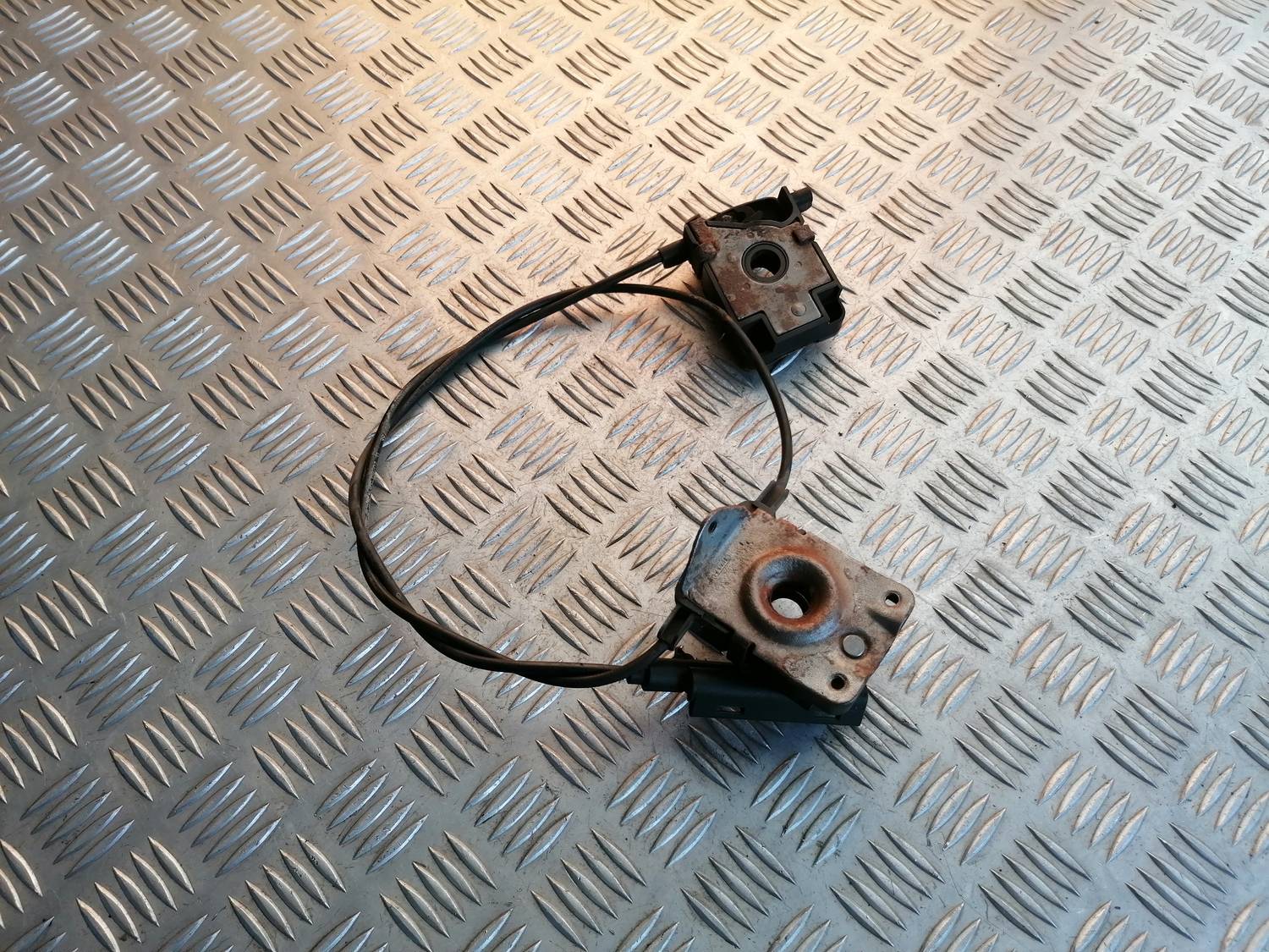 Pārsega slēdzene priekš BMW 318D E46 2002 SEDAN 3 Pārsega slēdzene priekš BMW 318D E46 2002 SEDAN