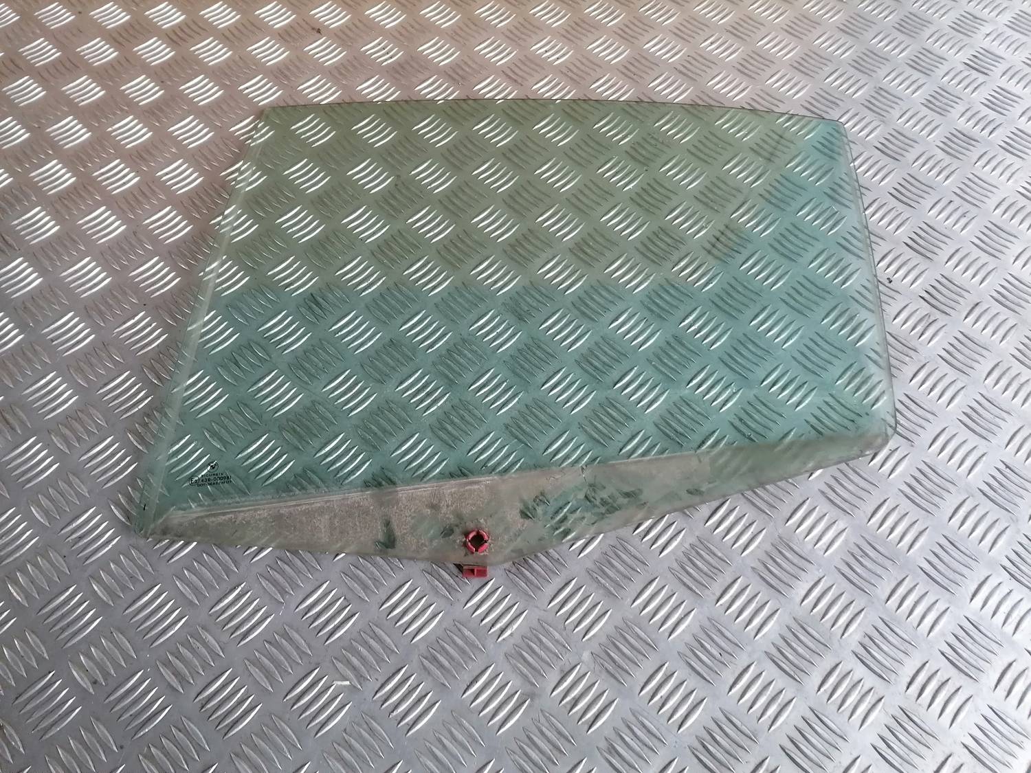 Aizmugurējo kreiso durvju stikls priekš BMW 318D E46 2002 SEDAN 1 Aizmugurējo kreiso durvju stikls priekš BMW 318D E46 2002 SEDAN