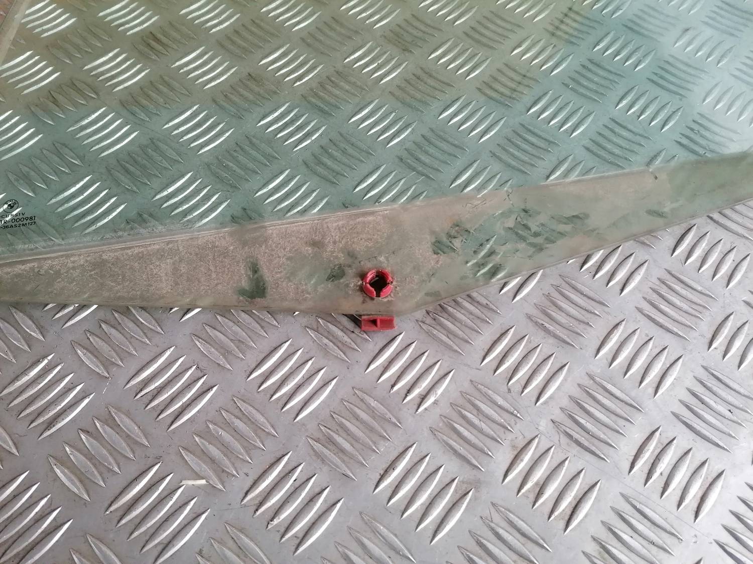 Aizmugurējo kreiso durvju stikls priekš BMW 318D E46 2002 SEDAN 2 Aizmugurējo kreiso durvju stikls priekš BMW 318D E46 2002 SEDAN