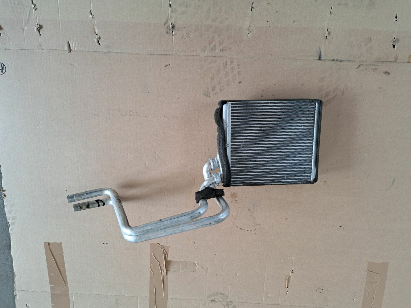 Apsildes sistēmas radiators priekš VOLVO V70 2009 1 Apsildes sistēmas radiators priekš VOLVO V70 2009