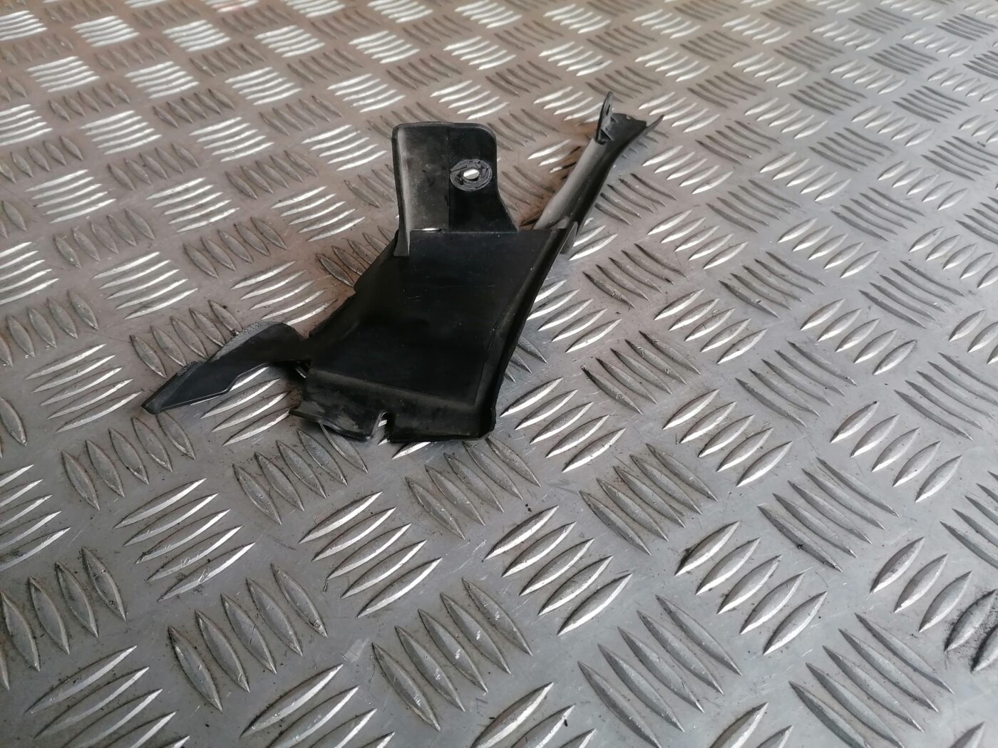 Ieplūdes gaisa deflektors, pa kreisi priekš MERCEDES BENZ ML280 2008 OBSIDIAN BLACK 6 Ieplūdes gaisa deflektors, pa kreisi priekš MERCEDES BENZ ML280 2008 OBSIDIAN BLACK