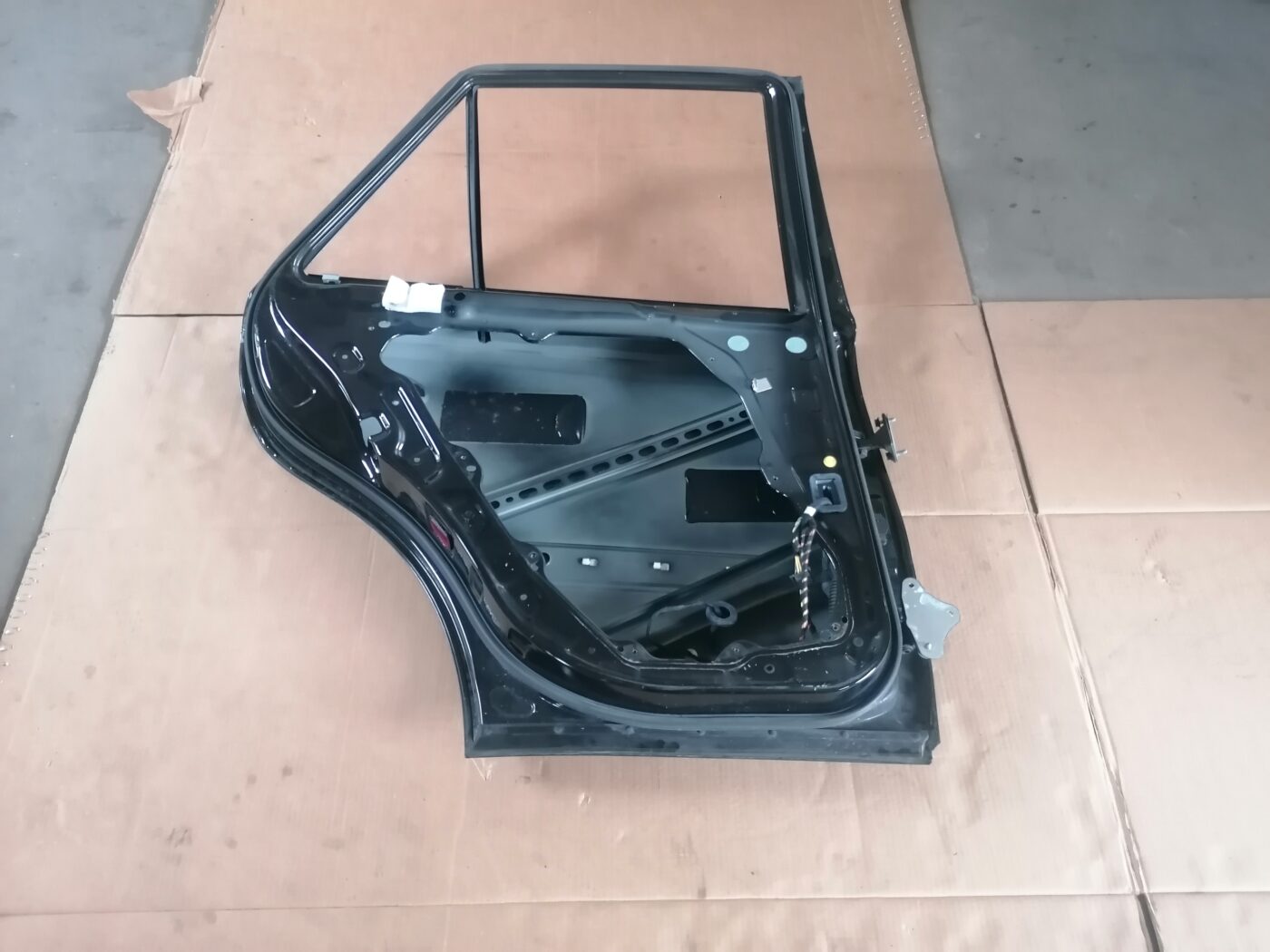 Aizmugurējās kreisās durvis priekš MERCEDES BENZ ML280 2008 OBSIDIAN BLACK 9 Aizmugurējās kreisās durvis priekš MERCEDES BENZ ML280 2008 OBSIDIAN BLACK