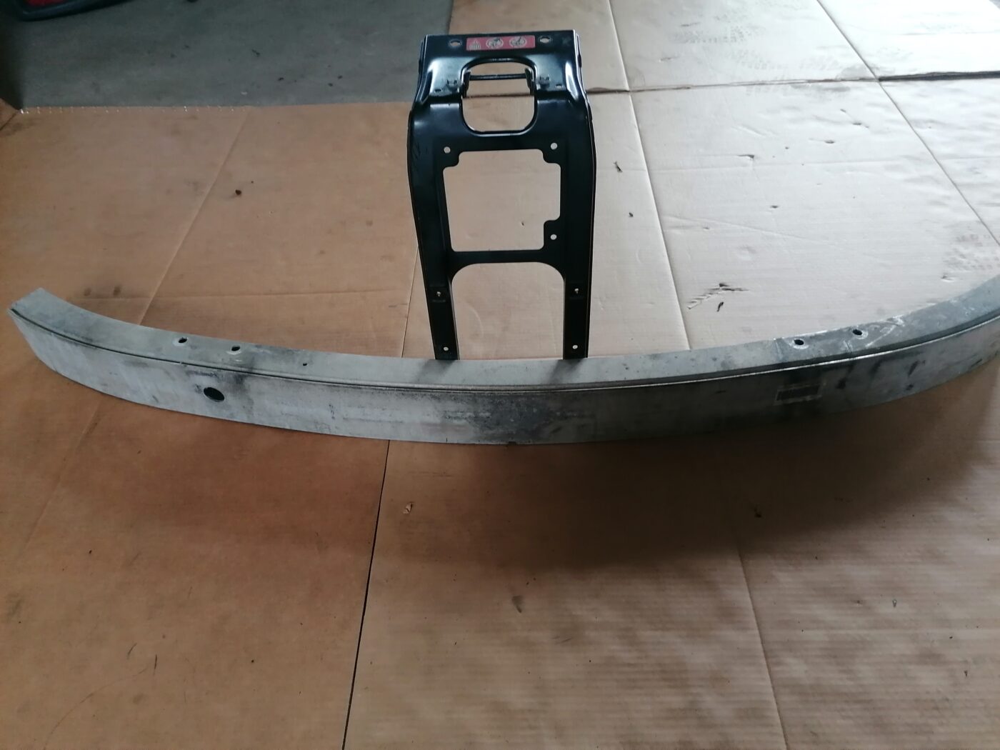 Priekšējā bufera pastiprinātājs priekš MERCEDES BENZ ML280 2008 OBSIDIAN BLACK 2 Priekšējā bufera pastiprinātājs priekš MERCEDES BENZ ML280 2008 OBSIDIAN BLACK