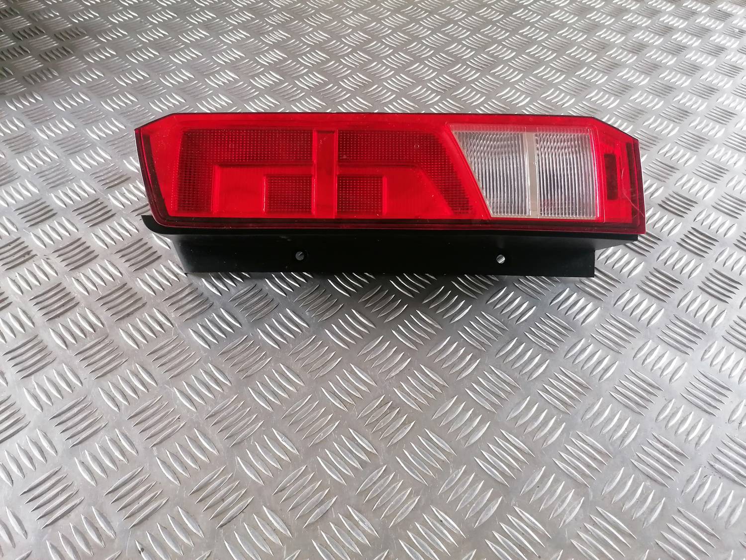 Aizmugurējais labais lukturis priekš VW CRAFTER 2018 1 Aizmugurējais labais lukturis priekš VW CRAFTER 2018