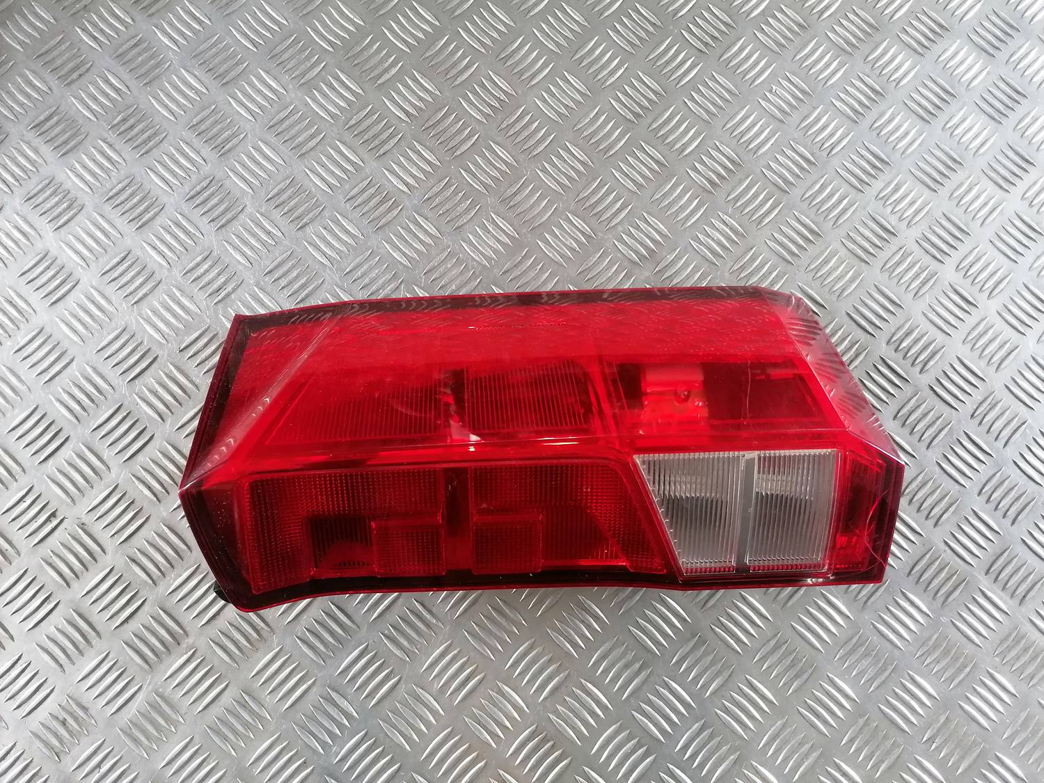 Aizmugurējais labais lukturis priekš VW CRAFTER 2018 2 Aizmugurējais labais lukturis priekš VW CRAFTER 2018