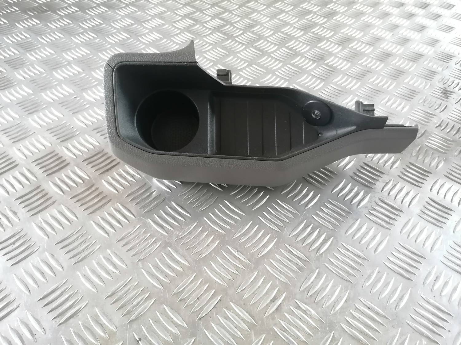 Krūzes turētājs priekš VW CRAFTER 2018 2 Krūzes turētājs priekš VW CRAFTER 2018