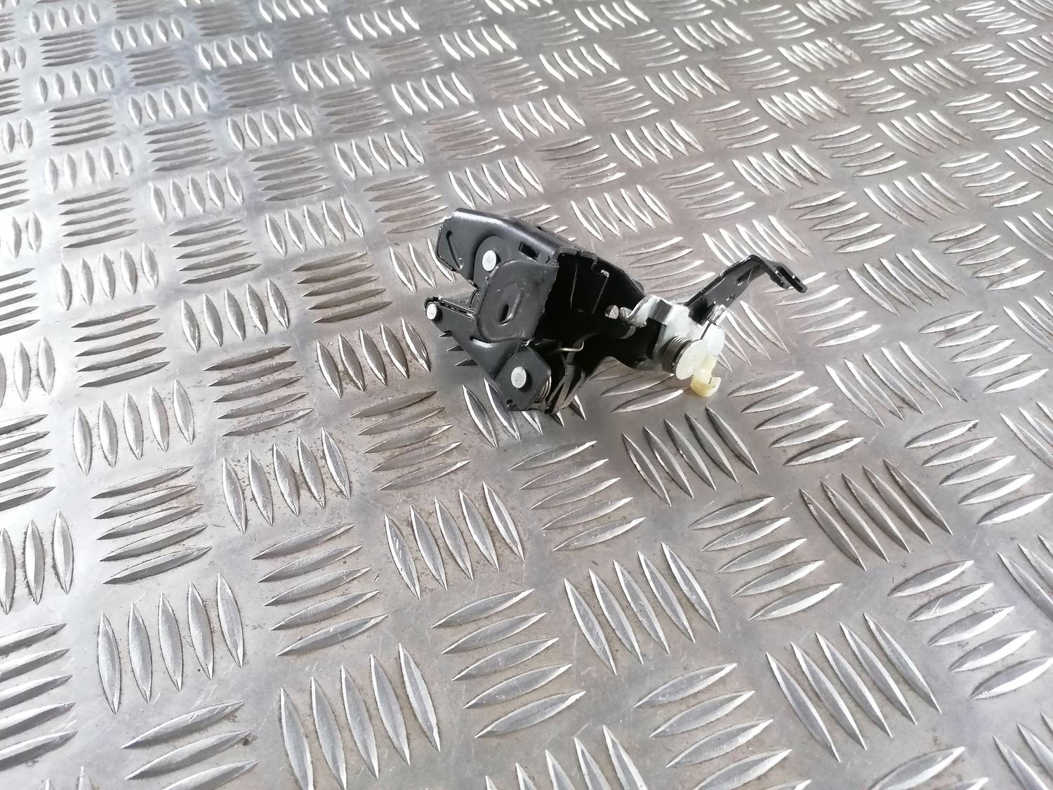 Bagāžnieka vāka slēdzene priekš VW CRAFTER 2018 2 Bagāžnieka vāka slēdzene priekš VW CRAFTER 2018