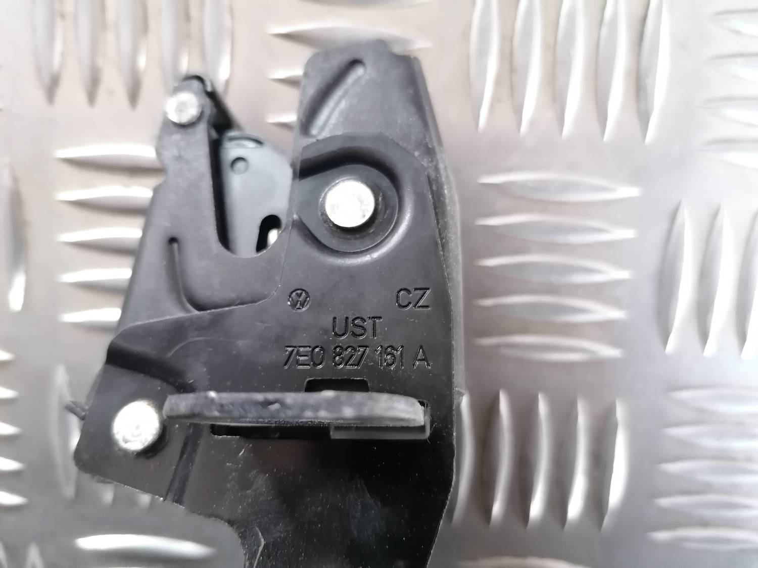 Bagāžnieka vāka slēdzene priekš VW CRAFTER 2018 3 Bagāžnieka vāka slēdzene priekš VW CRAFTER 2018