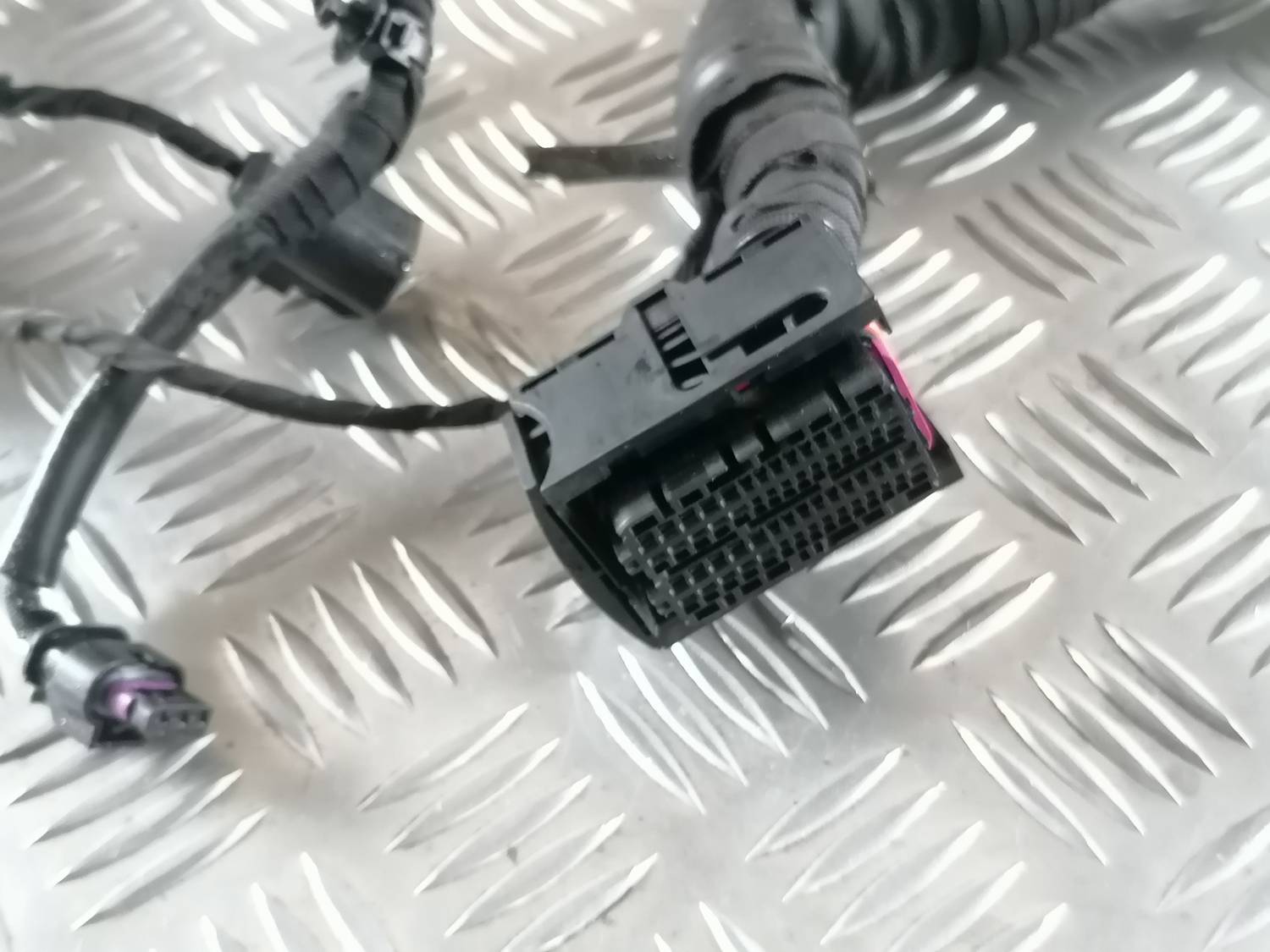 Dzinēja vadi priekš VW CRAFTER 2018 3 Dzinēja vadi priekš VW CRAFTER 2018