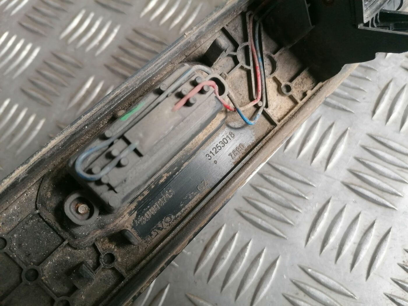 Numura zīmes gaismas uzlika komplektā priekš VOLVO V70 2009 4 Numura zīmes gaismas uzlika komplektā priekš VOLVO V70 2009