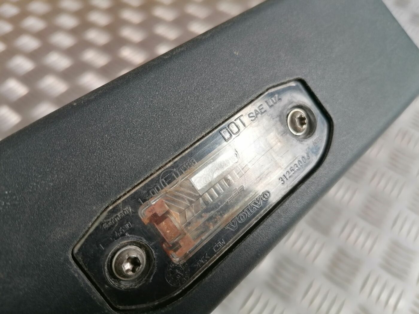 Numura zīmes gaismas uzlika komplektā priekš VOLVO V70 2009 3 Numura zīmes gaismas uzlika komplektā priekš VOLVO V70 2009