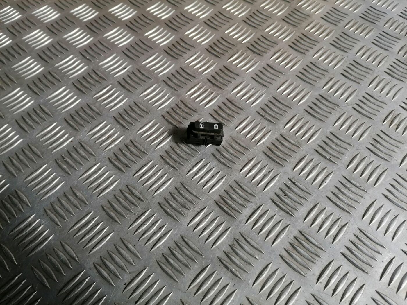 Atvēršanas/aizvēršanas poga priekš VOLVO V70 2009 1 Atvēršanas/aizvēršanas poga priekš VOLVO V70 2009