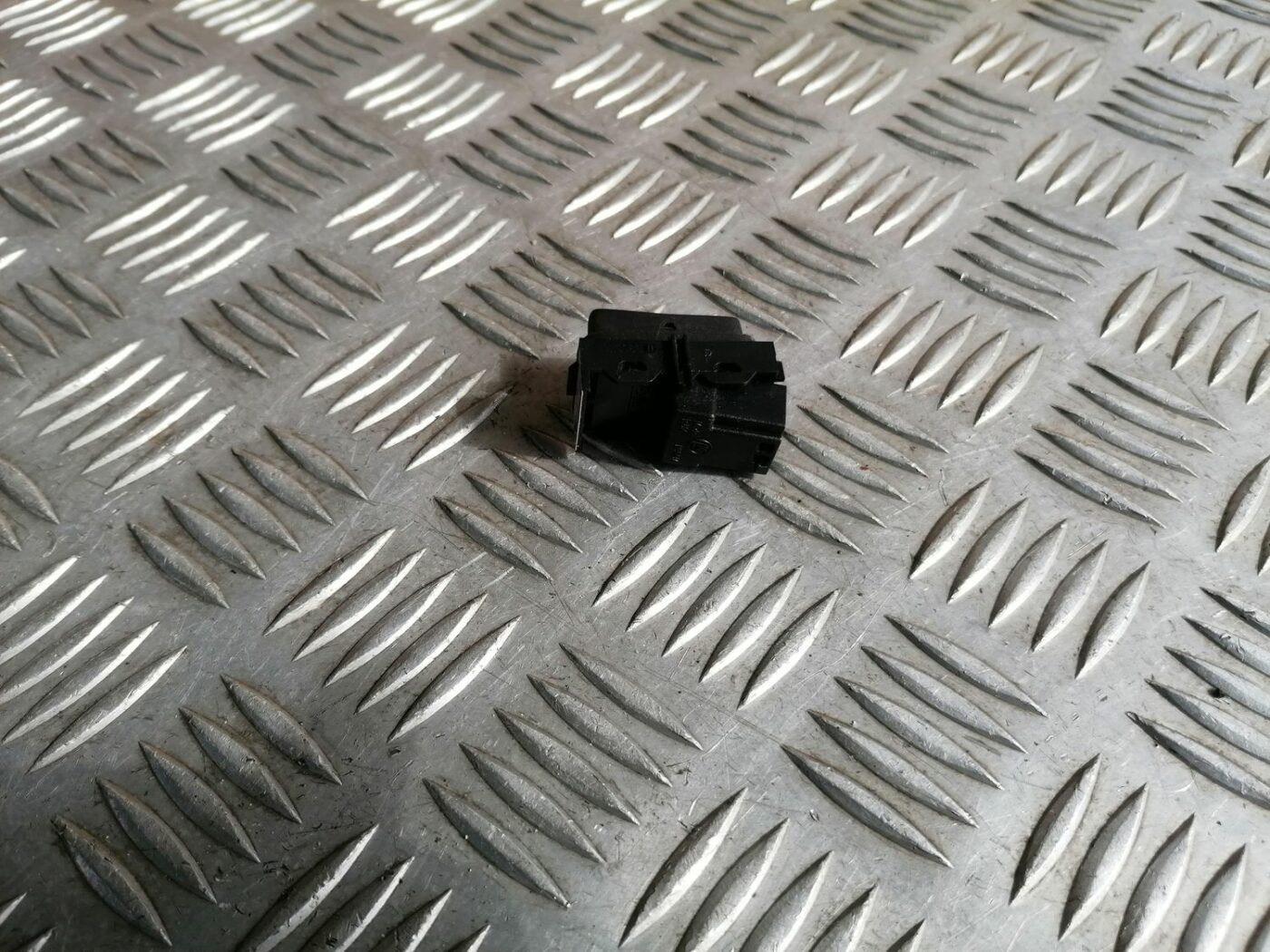 Atvēršanas/aizvēršanas poga priekš VOLVO V70 2009 5 Atvēršanas/aizvēršanas poga priekš VOLVO V70 2009