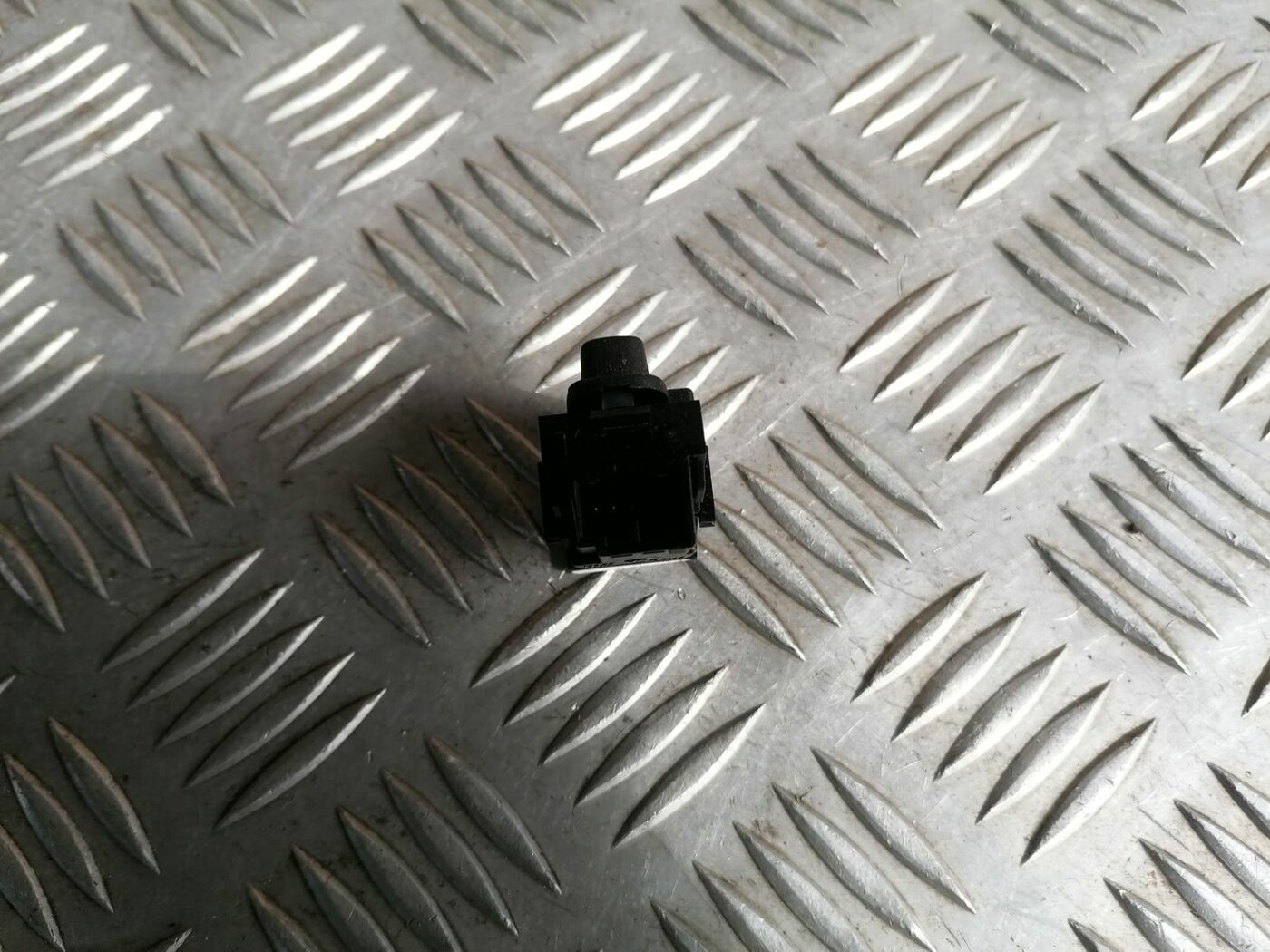 Atvēršanas/aizvēršanas poga priekš VOLVO V70 2009 4 Atvēršanas/aizvēršanas poga priekš VOLVO V70 2009