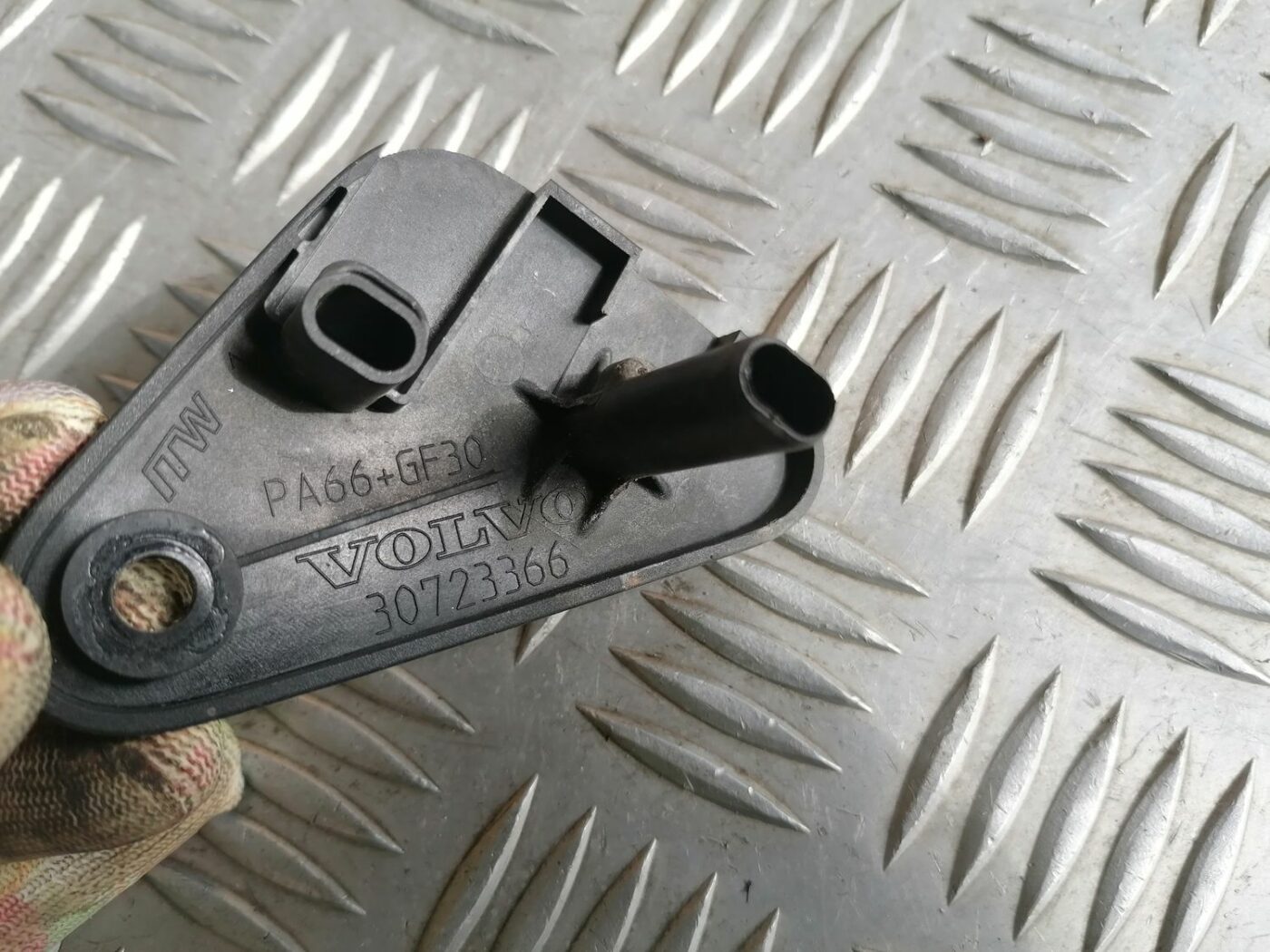 Radiatora vāks priekš VOLVO V70 2009 3 Radiatora vāks priekš VOLVO V70 2009