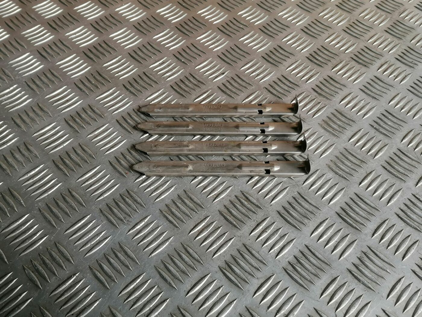 Priekšēja luktura kronšteins priekš VOLVO V70 2009 1 Priekšēja luktura kronšteins priekš VOLVO V70 2009