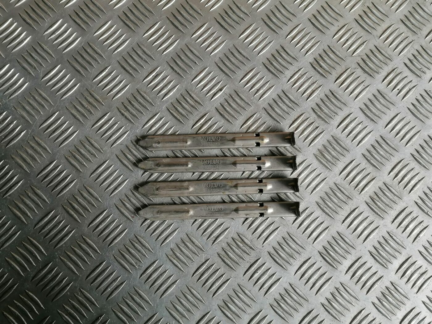 Priekšēja luktura kronšteins priekš VOLVO V70 2009 2 Priekšēja luktura kronšteins priekš VOLVO V70 2009