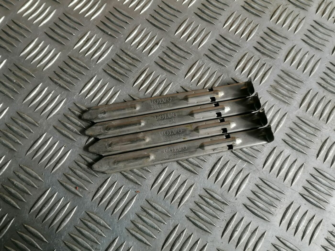 Priekšēja luktura kronšteins priekš VOLVO V70 2009 4 Priekšēja luktura kronšteins priekš VOLVO V70 2009