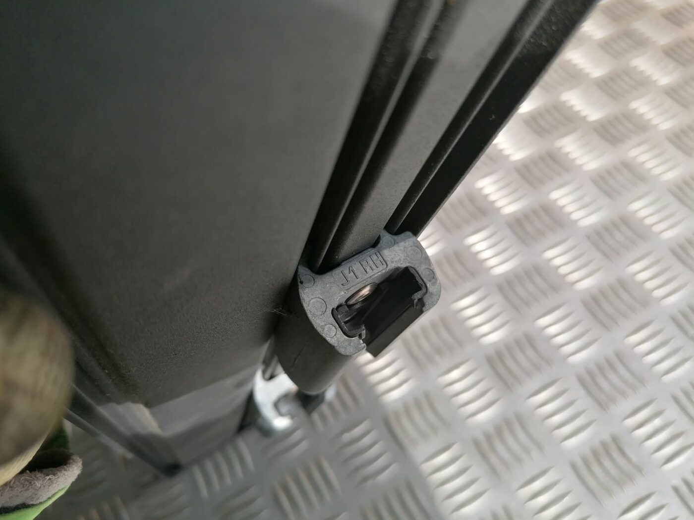 Bagāžnieka nodalījuma tīkls priekš VOLVO V70 2009 3 Bagāžnieka nodalījuma tīkls priekš VOLVO V70 2009